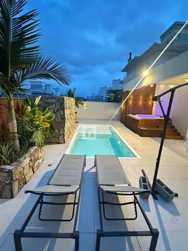 CASA TÉRREA NA PEDRA BRANCA | 3 DORMITÓRIOS | PISCINA E JACUZZI | 200M² PRIVATIVOS | ACEIT