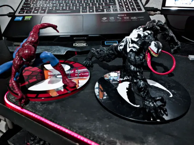 Venom e homem aranha figure