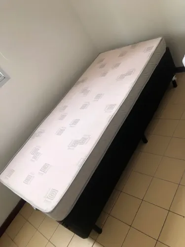 Cama de solteiro com colchão e base