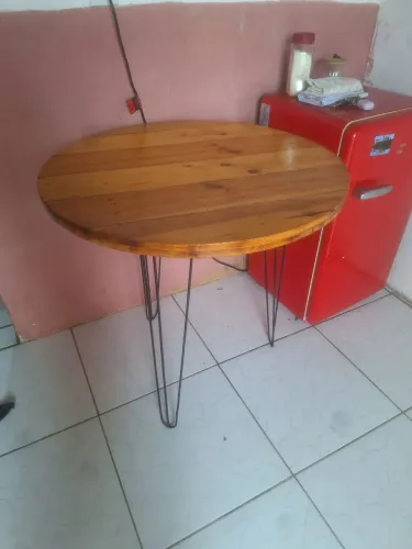 Mesa de madeira com pés de ferro 