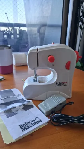 Mini máquina de costura com defeito