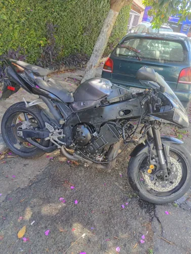 Vendo R1 ano 2005 para retirada de peças