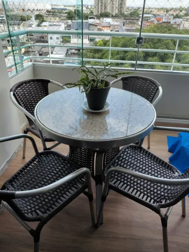 Vendo jogo de mesa com 4 cadeiras , de alumínio com fibra sintética. Tampo de mármore.