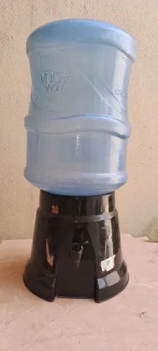 Suporte com garrafão de água 20 litros