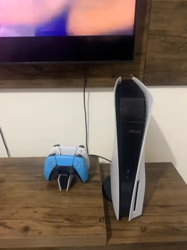 PS5 com 2 controles + base carregamento