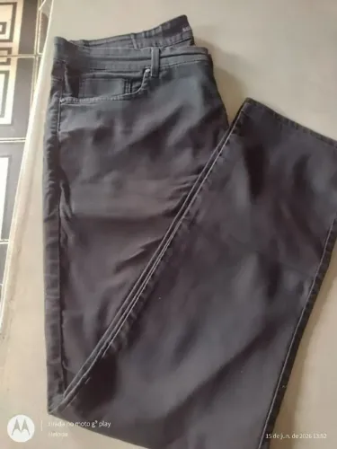 2 calças masculina jeans cor preta 1 tam 50 outra tamanho 52 ambas esticam.
