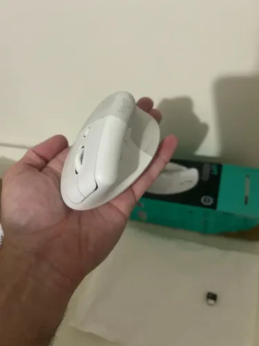 Mouse Sem Fio Logitech Lift Vertical com Design Ergonômico - Cor Branca