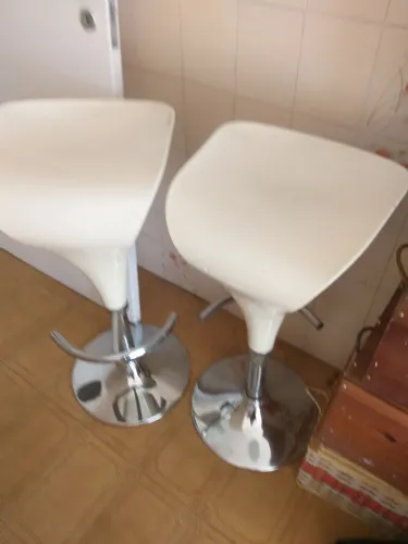 2 banquetas 