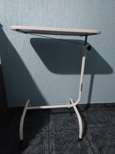 Mesa Hospitalar para refeições e notebook