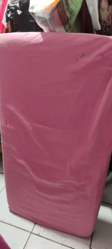 colchão psra berço infantil com lençol rosa
