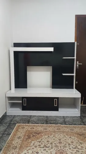 ?Estante Home Theater com Painel Integrado (Preto e Branco) - Ótimo Estado