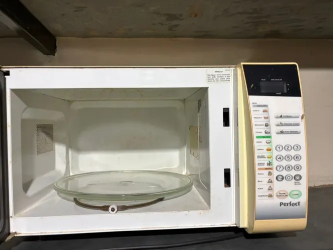 Micro-ondas Panasonic NN-S56BH- PARA RETIRADA DE PEÇA-