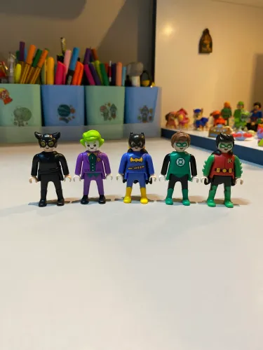 5 personagens Playmobil Kinder Ovo, Mulher Gato, Coringa, Batgirl, Lanterna Verde e Robin