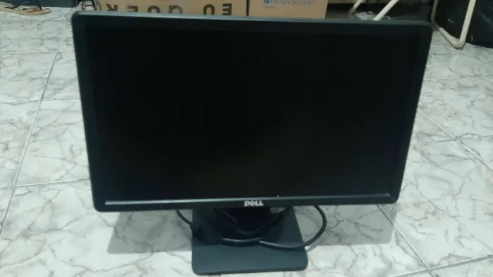 Monitor Led de 18 polegadas Dell. Acompanha os cabos .