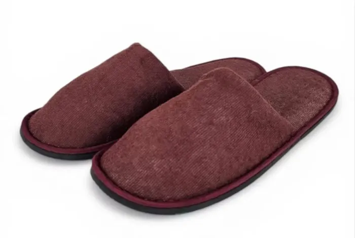 Pantufa cor de vinho, tamanho 39/40