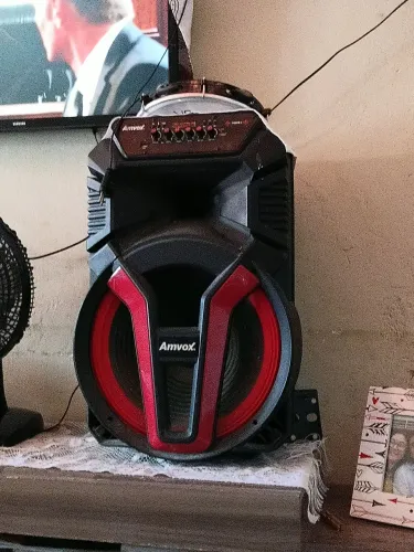 Caixa de som em perfeito estado potente