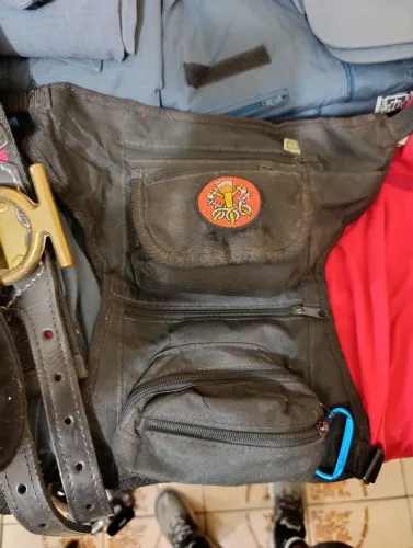 Conjunto uniforme bombeiro civil completo semi novo em bom estado de uso 