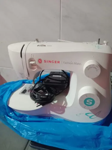 Máquina doméstica semi nova pouco uso