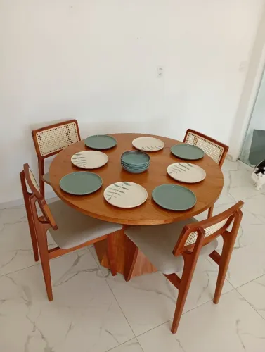 Conjunto de Jantar - Mesa Redonda 120cm Madeira Maciça + 4 Cadeiras - Alto Padrão