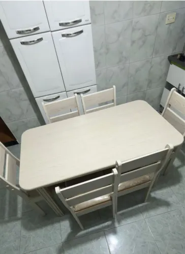 Mesa com 6 cadeiras bege/marfim