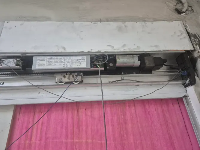 Motor e trilho porta automática