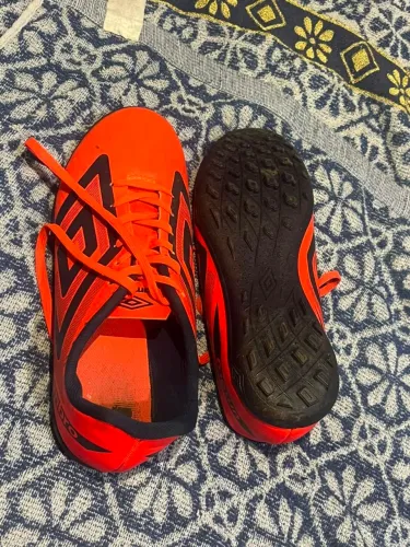 Chuteira umbro Society