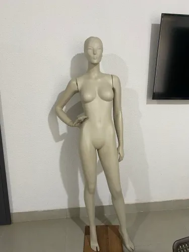 Manequim feminino Expor seminovo, corpo inteiro, ótimo para loja de roupas e vitrine