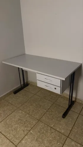 Mesa/escrivaninha de escritório branca conservada