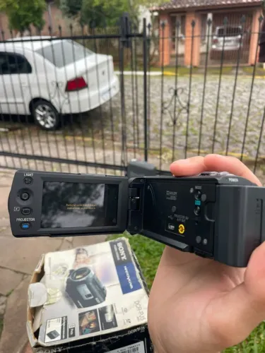 Handycam Sony DCR-PJ5 com Projetor Embutido