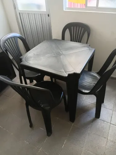 Mesa com 4 cadeiras 