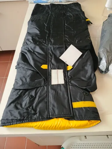 Casaco  náutica impermeável, italiano, azul gola alta com capuz e todo com velcro. Sem uso