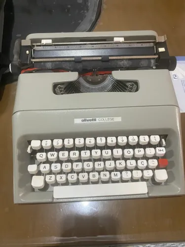 Máquina de Escrever Olivetti College