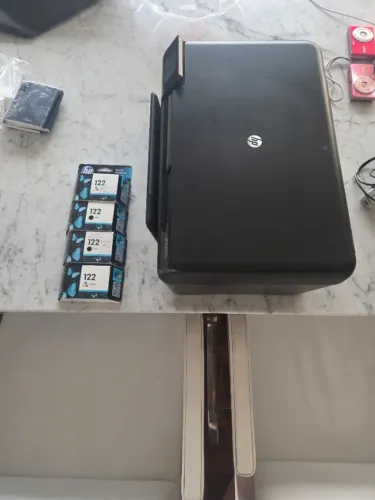 Impressora HP com 4 cartuchos de tinta