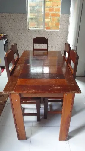 Mesa de madeira com 6 lugares