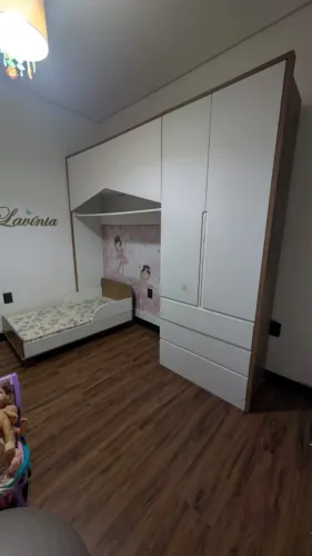 Quarto Infantil Completo Berço que Vira Cama + Guarda-Roupa Modulado
