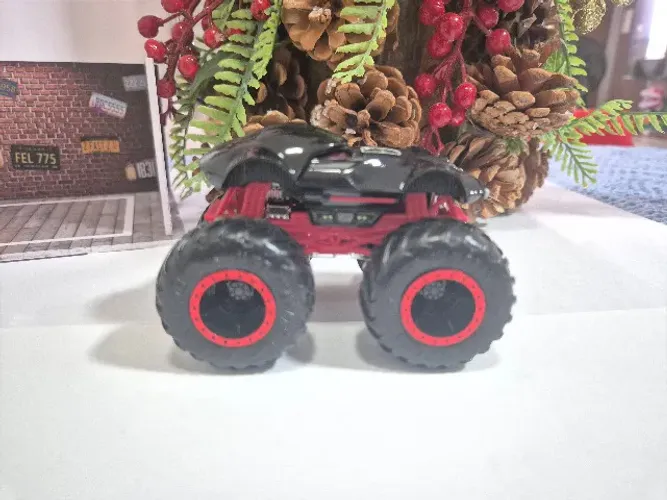 Carrinhos Monster Trucks Tematicos - Darth Vader e Triceratops (Jurrassic World)