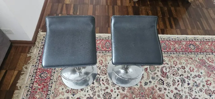 2 Banquetas com regulagem de altura