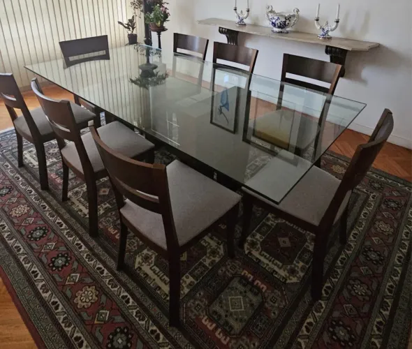 MESA LINDA COM TAMPO DE VIDRO E 8 CADEIRAS
