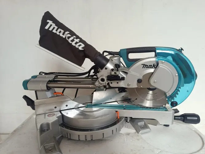 Serra de Esquadria Telescópica 216mm LS0815FL - Makita