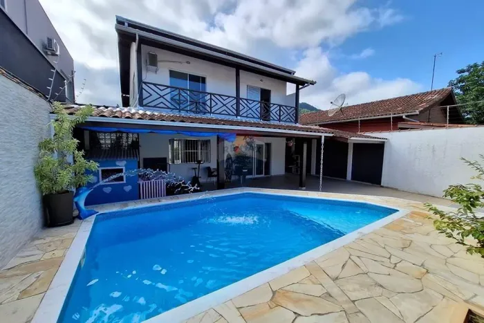 Casa à venda na Cidade Jardim com piscina 5 dormitórios sendo 3 suítes à 5 minutos da prai