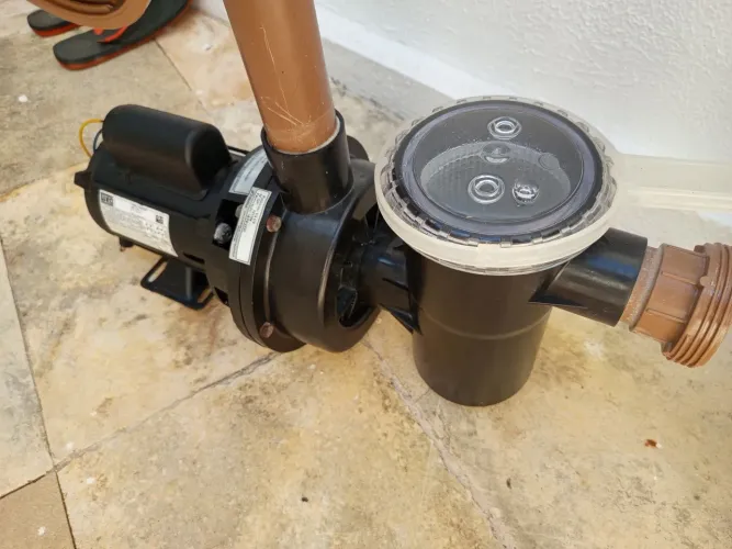 Bomba e filtro para piscina.