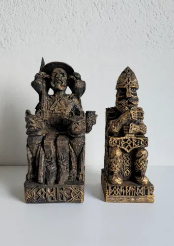 Estátua de Deus Odin e Deus do Trovão Thor Nordico