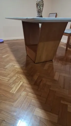 Mesa em bom tampo de vidro, ideal para até 6 pessoas. Medidas: 2,00m x 1,0m