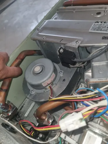 Aquecedor rinnai usado mas funcionando perfeito apenas um vazamento