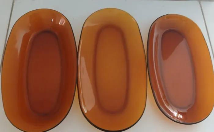 Para gosta de mesa posta com memória/Vendo três travessas Duralex ambar
