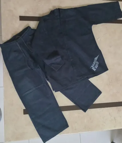 desapego kimono preto brim reforçado hapkidô tam 6 m1 (1,10m a 1,20m) - com marcas de uso
