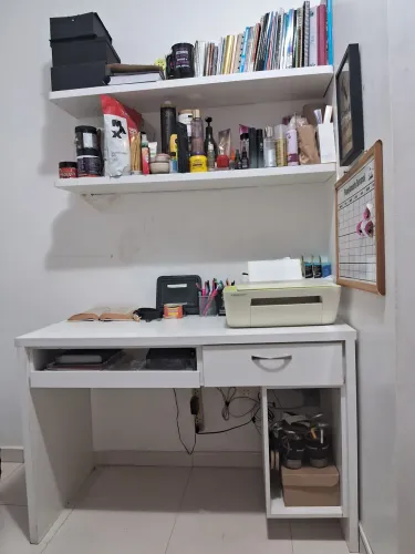 Mesa pra computador e tábuas em mdf.mesa 1,20 X 60,tábuas 1,20 X 30.oportunidade..