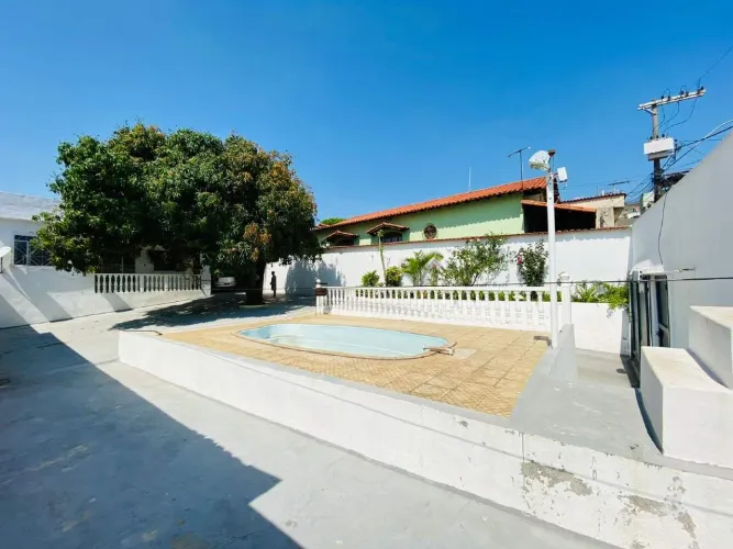 Casa três quartos, suíte e piscina.