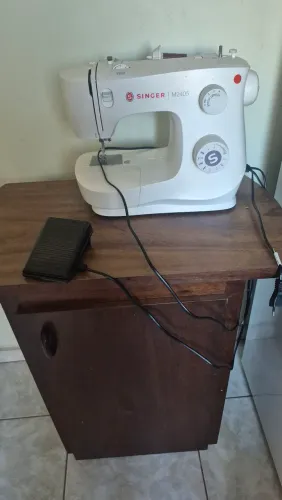 Máquina de Costura Singer M2405 + Balcão de Trabalho + Pedaleira