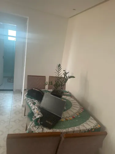 Vendo mesa com 4 cadeiras